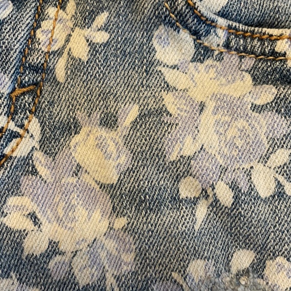 *SOLD*Low-Rise Floral Print Cut-Offs - Picture 12 of 13